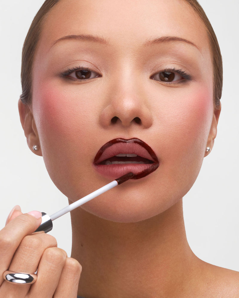 Model applying Lip Liner STAY-N®